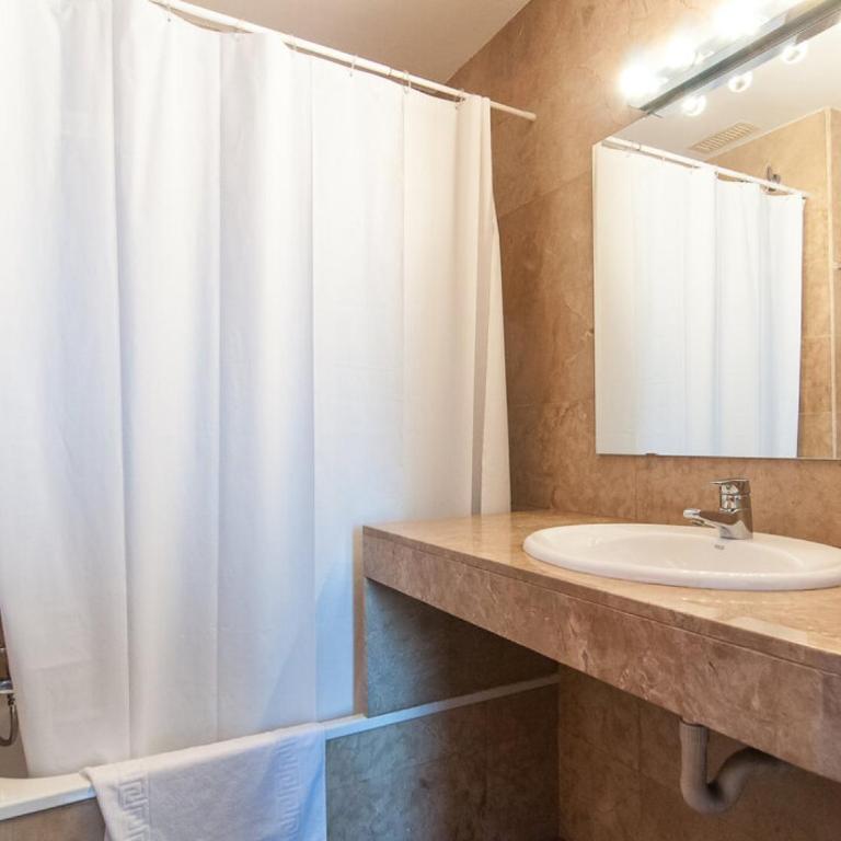 Picasso Suites - One-Bedroom Apartment - 9