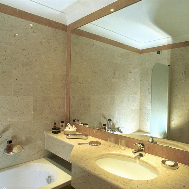 Hotel La Ville - Classic Double or Twin Room - 12