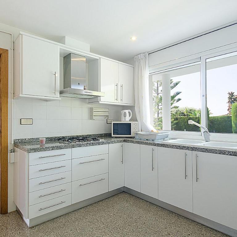 R11 Casa Blanca con gran jardin y piscina - Villa - 17