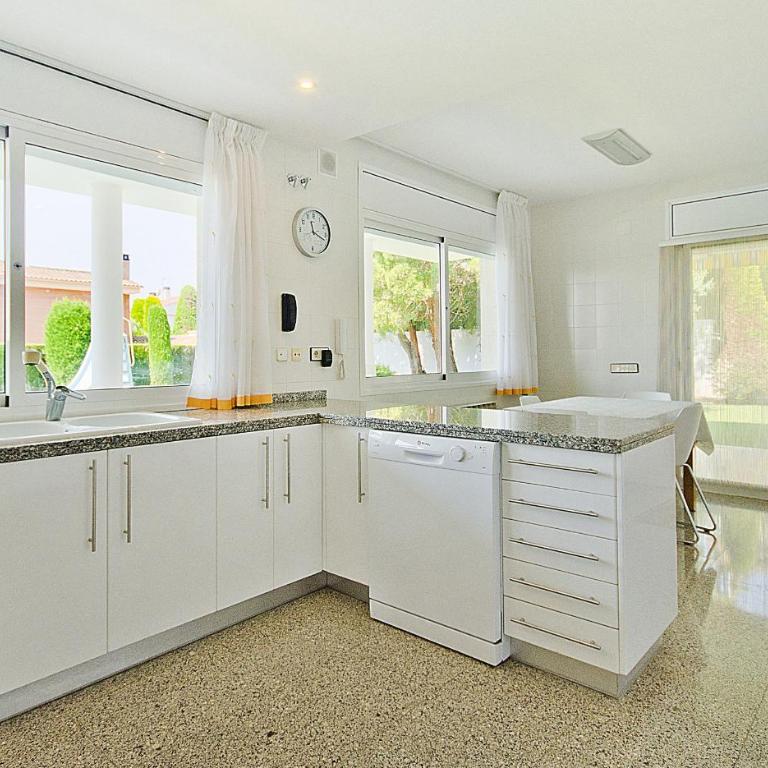 R11 Casa Blanca con gran jardin y piscina - Villa - 15