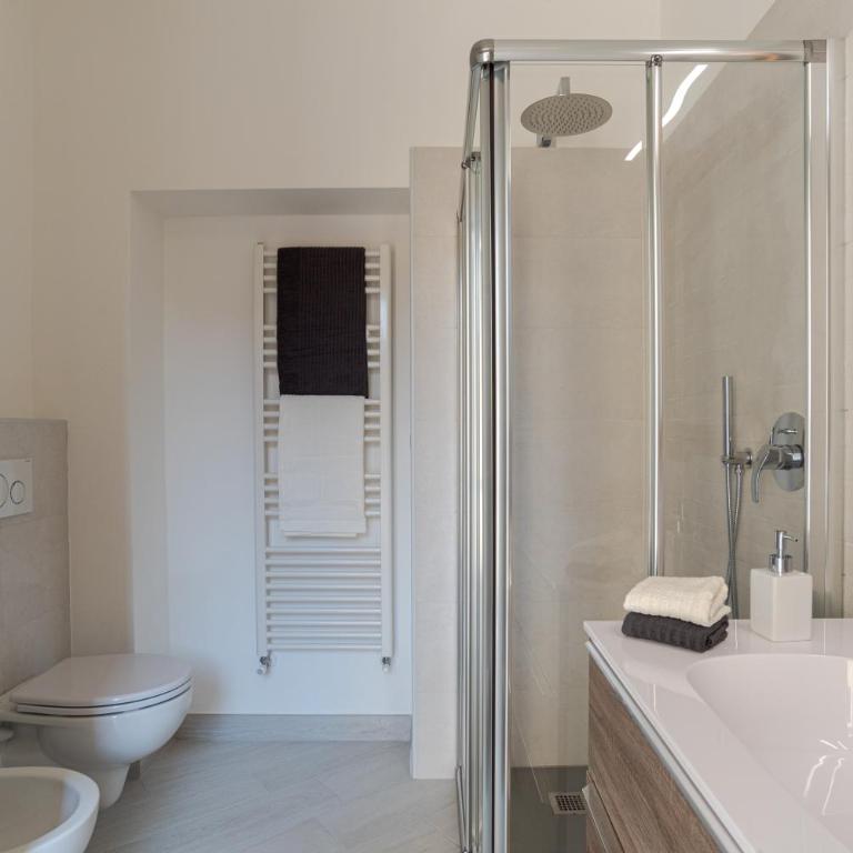 Apt in centro storico a due passi dal lago - Appartamento con 2 Camere da Letto - 2