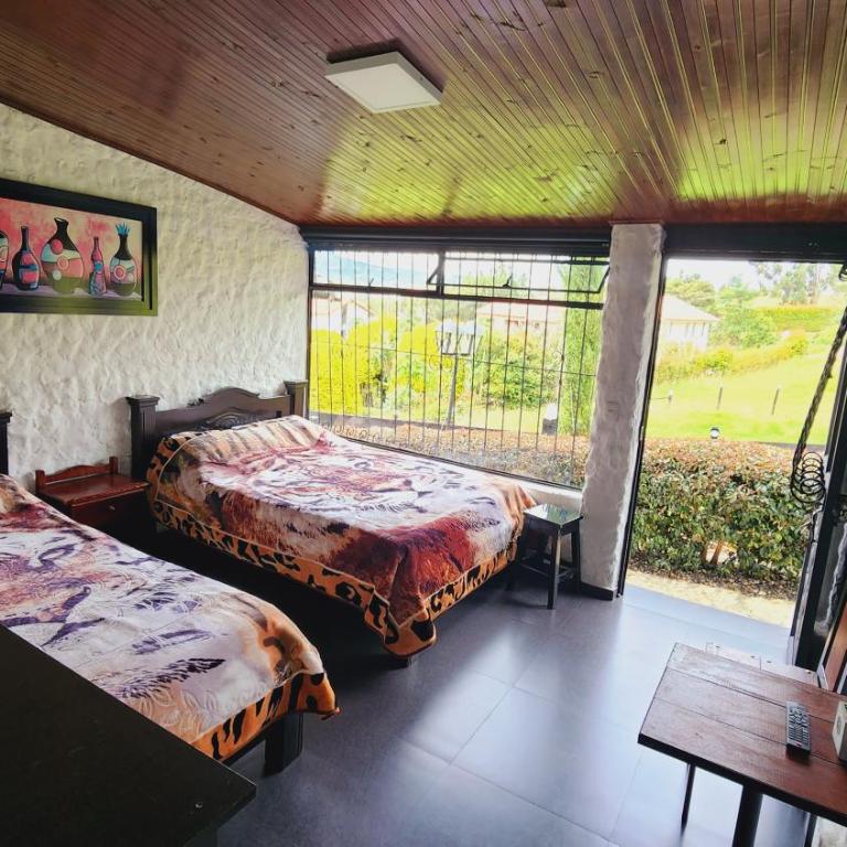 Hospedaje campestre los pinos - Habitación Cuádruple - vistas al jardín - 2