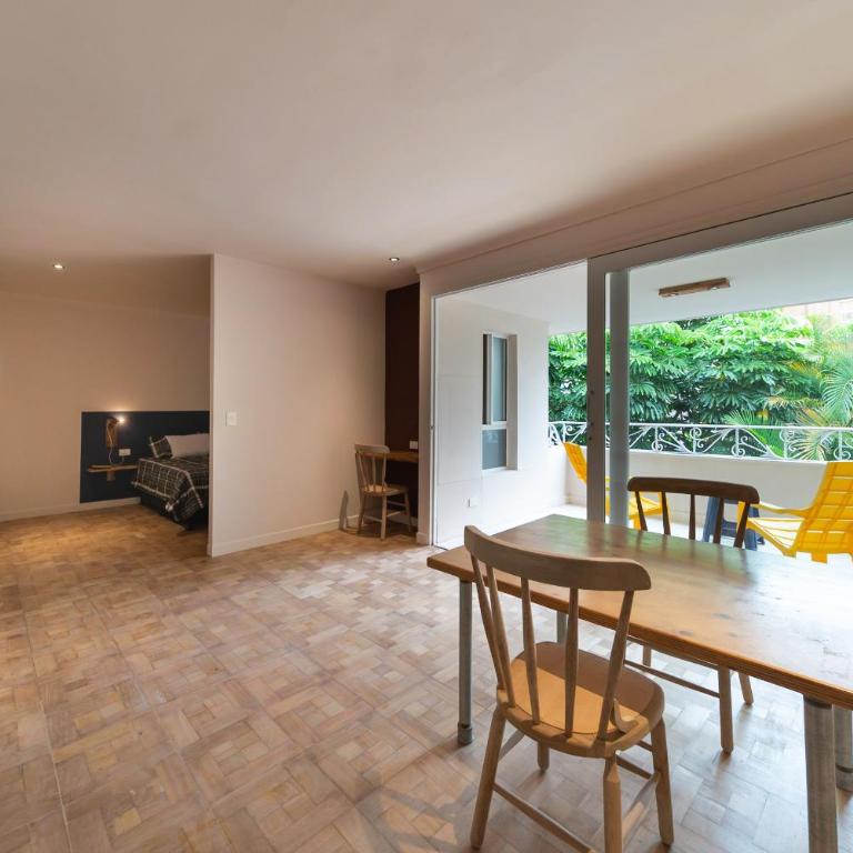 Casa Mosaiko Nutibara Laureles - Habitación con cama grande y balcón - 1