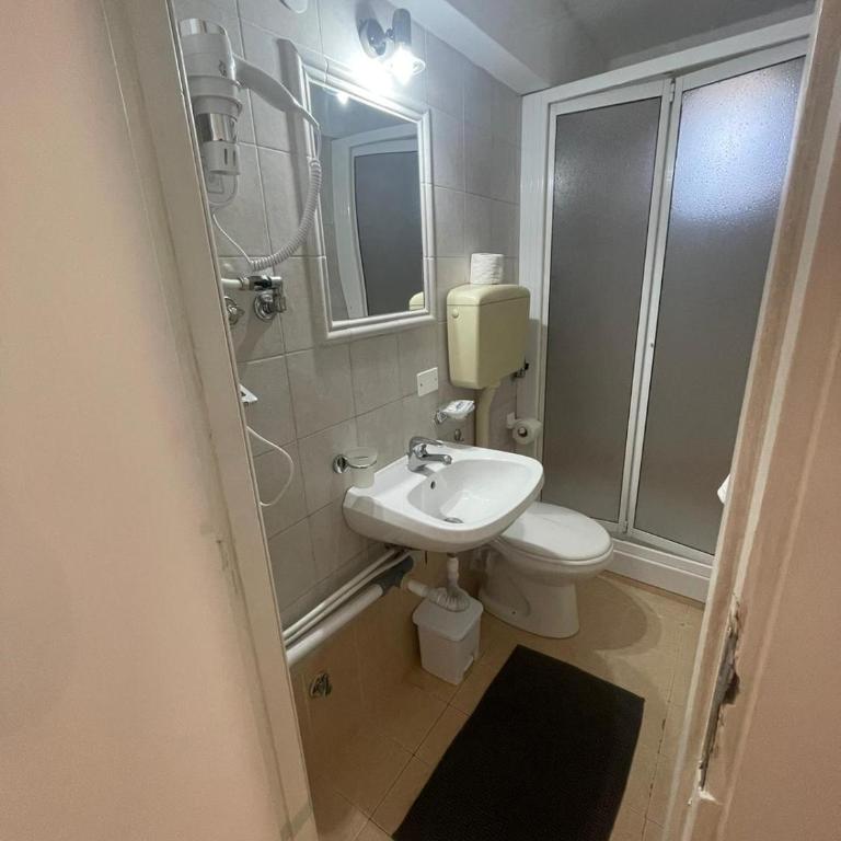 Maqueda Rooms - Double Room with Private Bathroom - 15
