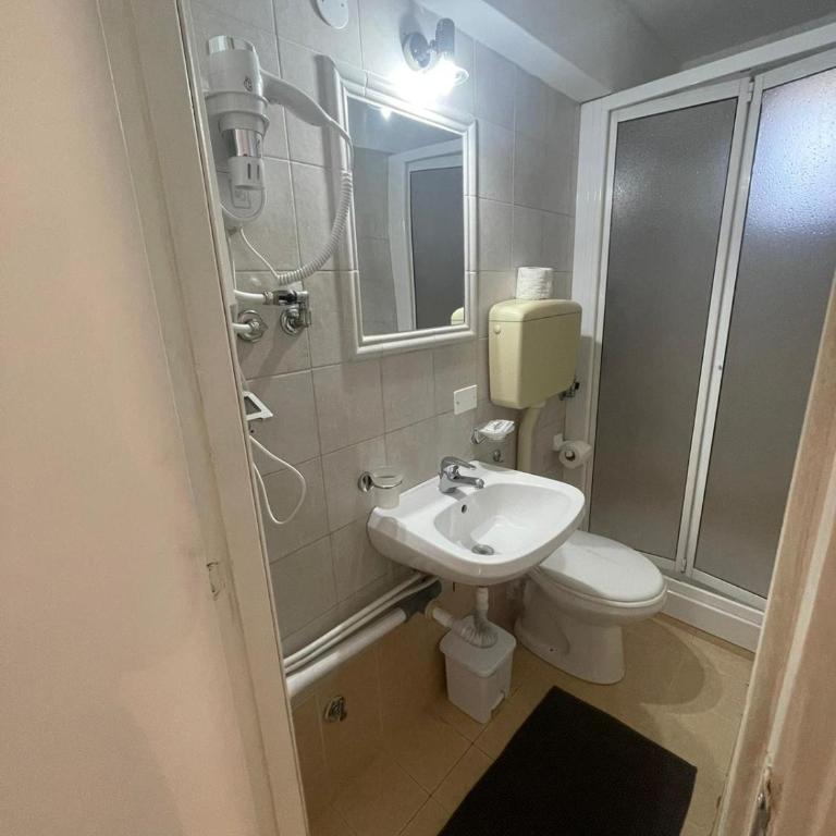 Maqueda Rooms - Double Room with Private Bathroom - 12