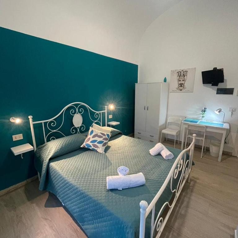 Maqueda Rooms - Double Room with Private Bathroom - 2