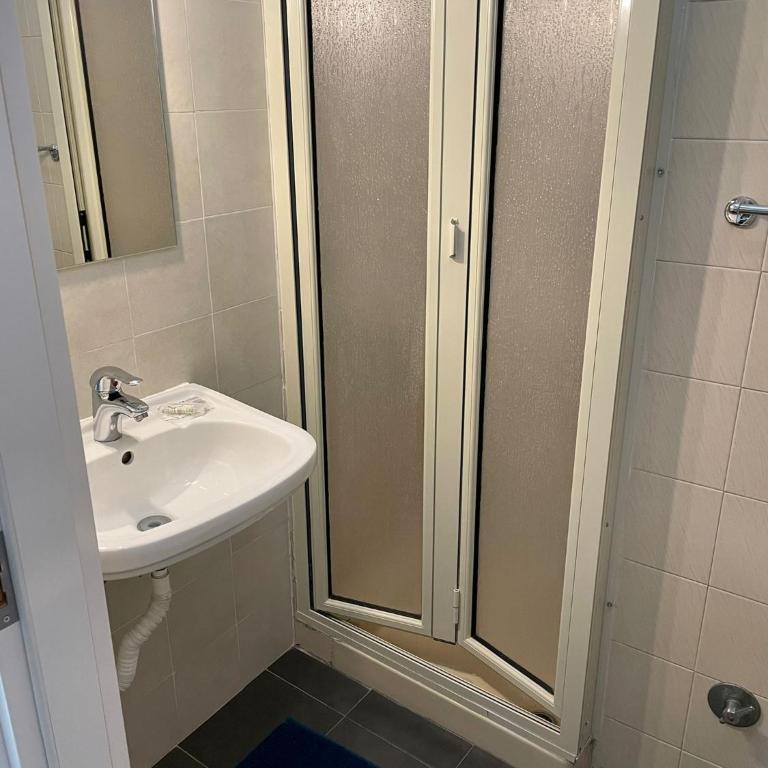 Maqueda Rooms - Double Room with Private Bathroom - 22