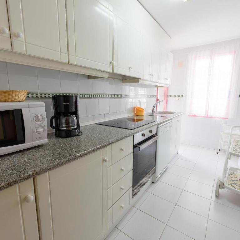 Martín- Increíbles vistas primera línea de playa para familias - Three-Bedroom Apartment - 4