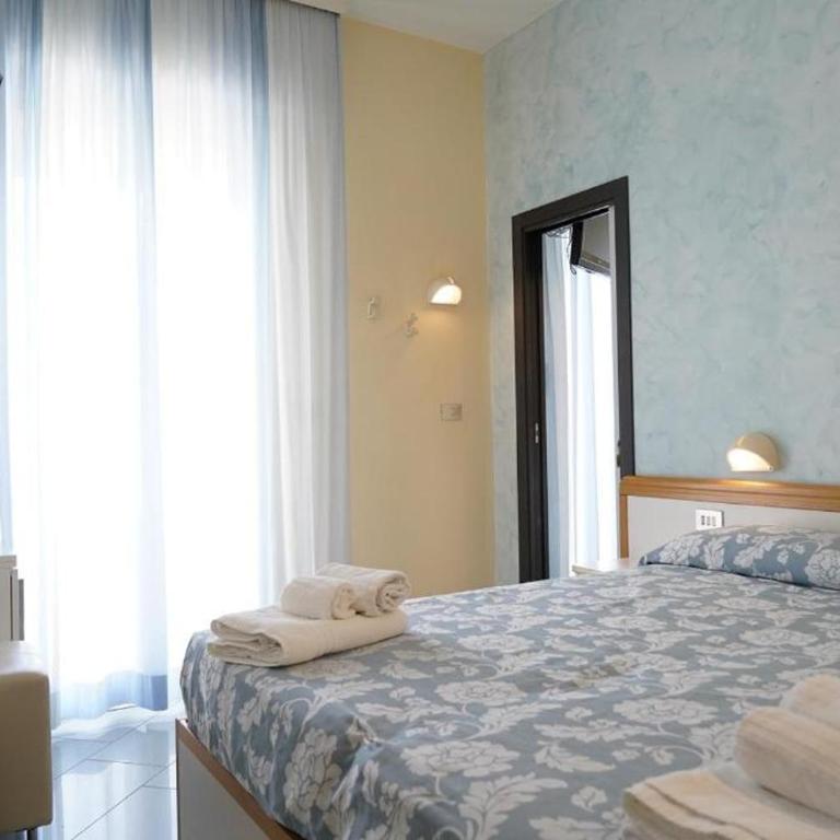 Hotel Embassy - Camera Familiare con Balcone - 3
