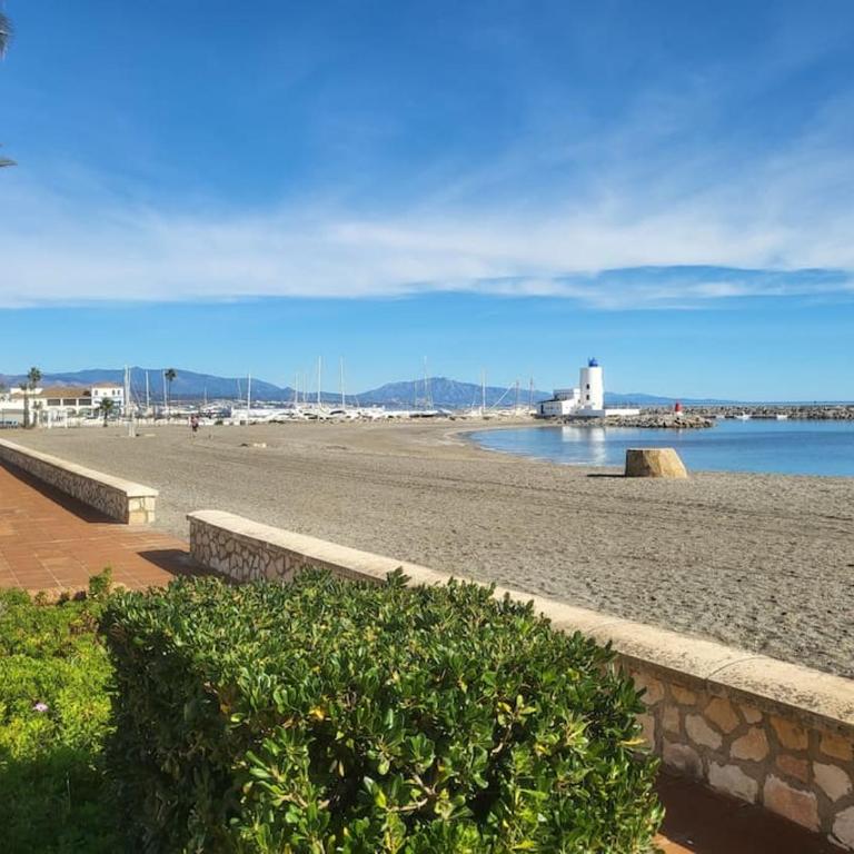 Detached Villa 4 bed Duquesa with Private infinity pool close to port and beach - Villa - 75