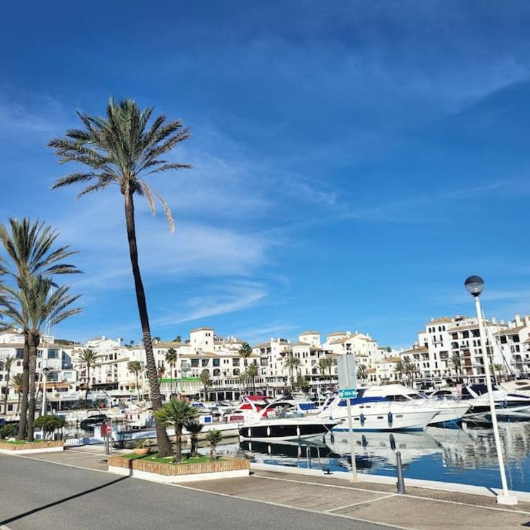 Detached Villa 4 bed Duquesa with Private infinity pool close to port and beach - Villa - 58
