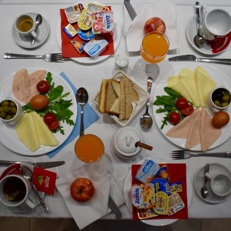 Hotel Divan - Standardna Dvokrevetna Soba sa Bračnim Krevetom/Zasebnim Krevetima - 45
