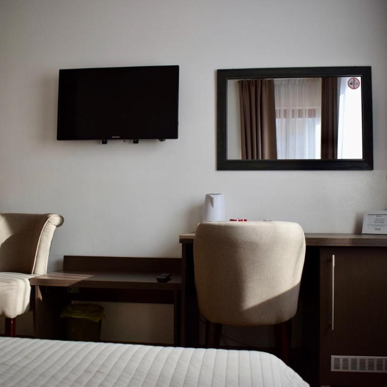 Hotel Divan - Standardna Dvokrevetna Soba sa Bračnim Krevetom/Zasebnim Krevetima - 22