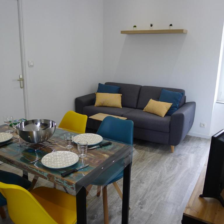 Le 67b Emplacement idéal coeur des Sables T2 *** 30 m2 - One-Bedroom Apartment - 1