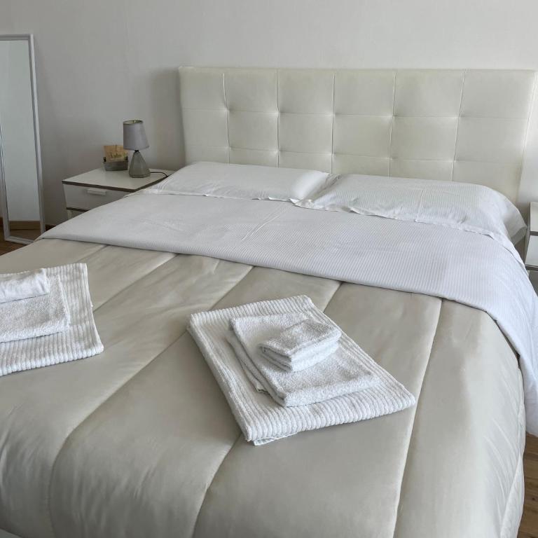 Cavour16 rent bedrooms - Camera Tripla Basic con Bagno in Comune - 1