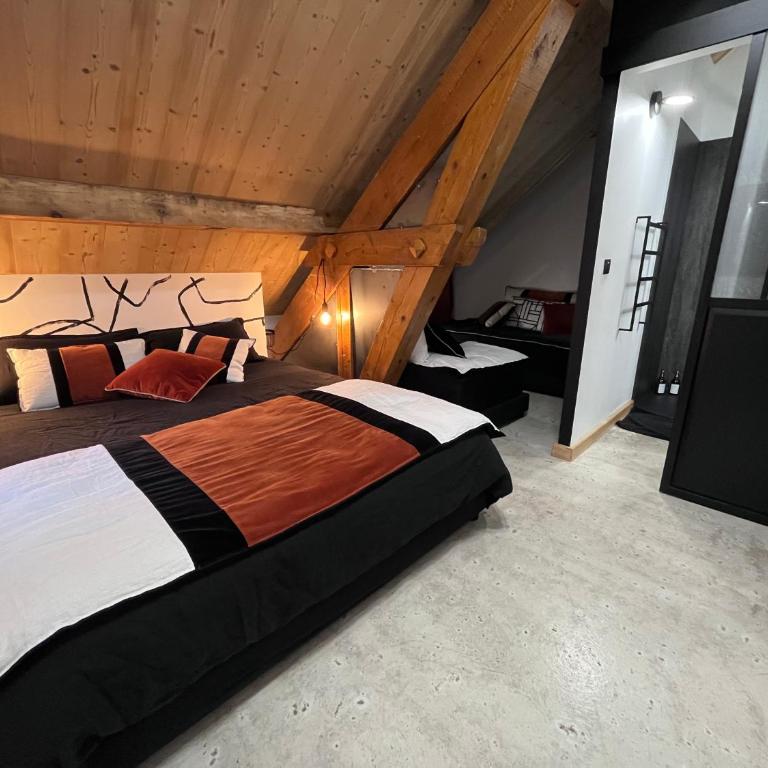 Sous les toits, by Refuges en ville - Chambre Quadruple avec Douche - 6