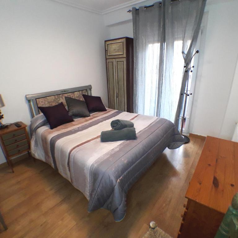 Pensión La Estación - Habitación con cama grande y balcón - 3