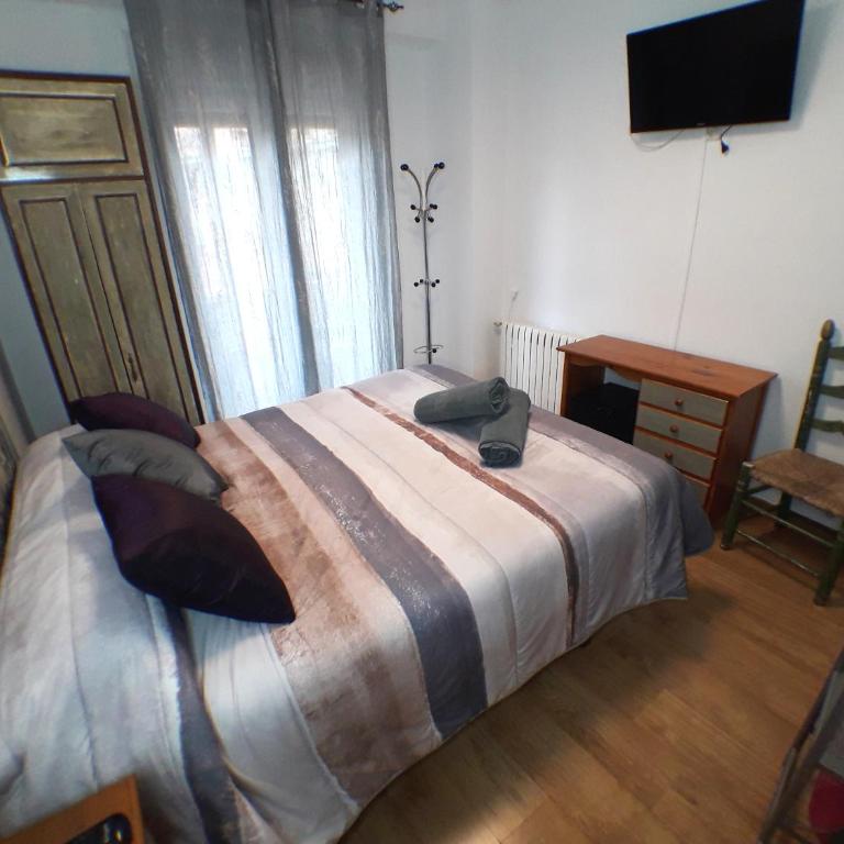 Pensión La Estación - Habitación con cama grande y balcón - 7