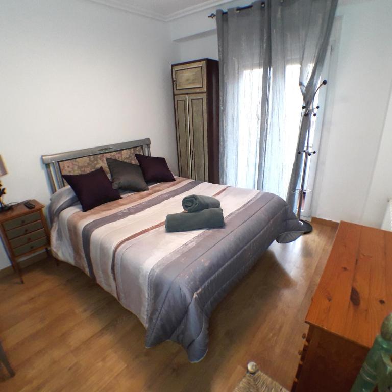 Pensión La Estación - Habitación con cama grande y balcón - 6