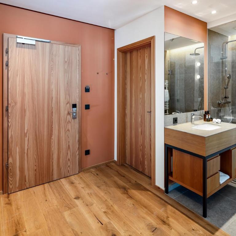 Falkensteiner Family Hotel Montafon - The Leading Hotels of the World - Familiensuite mit Balkon - 3