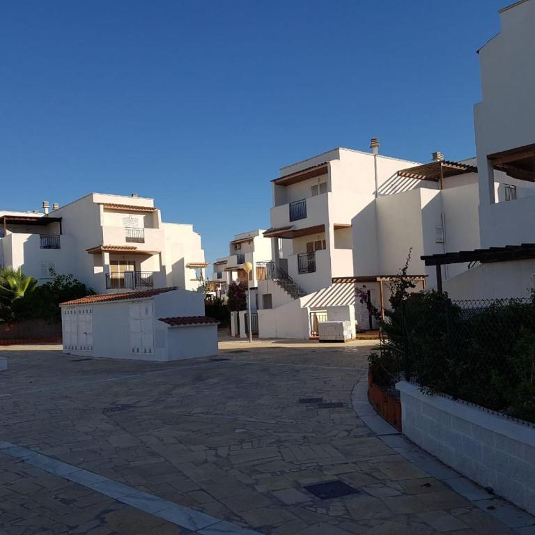 Casa baja naturista con patio en primera línea de playa con piscina comunitaria! - Apartamento de 1 dormitorio - 43