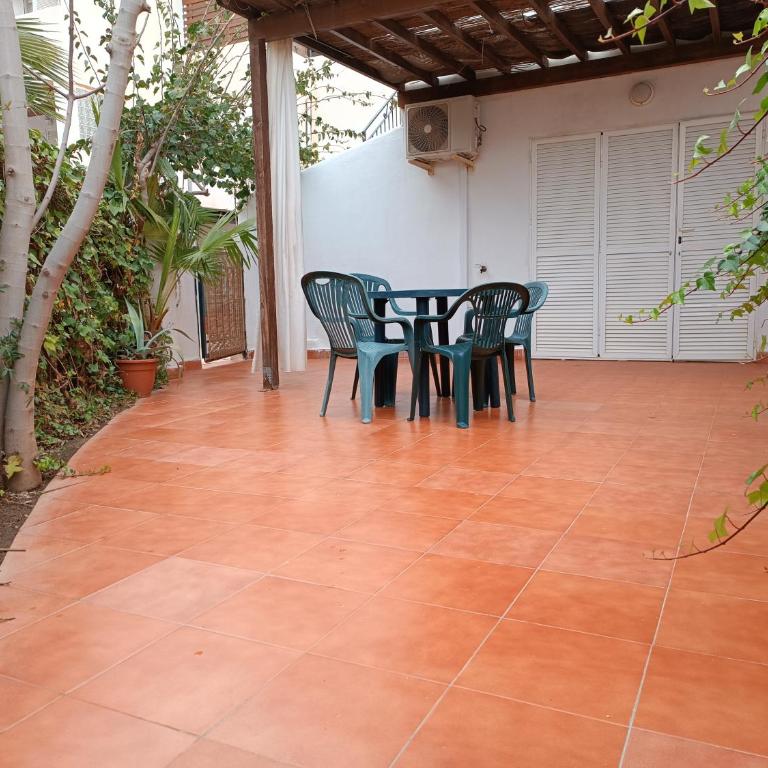 Casa baja naturista con patio en primera línea de playa con piscina comunitaria! - Apartamento de 1 dormitorio - 48