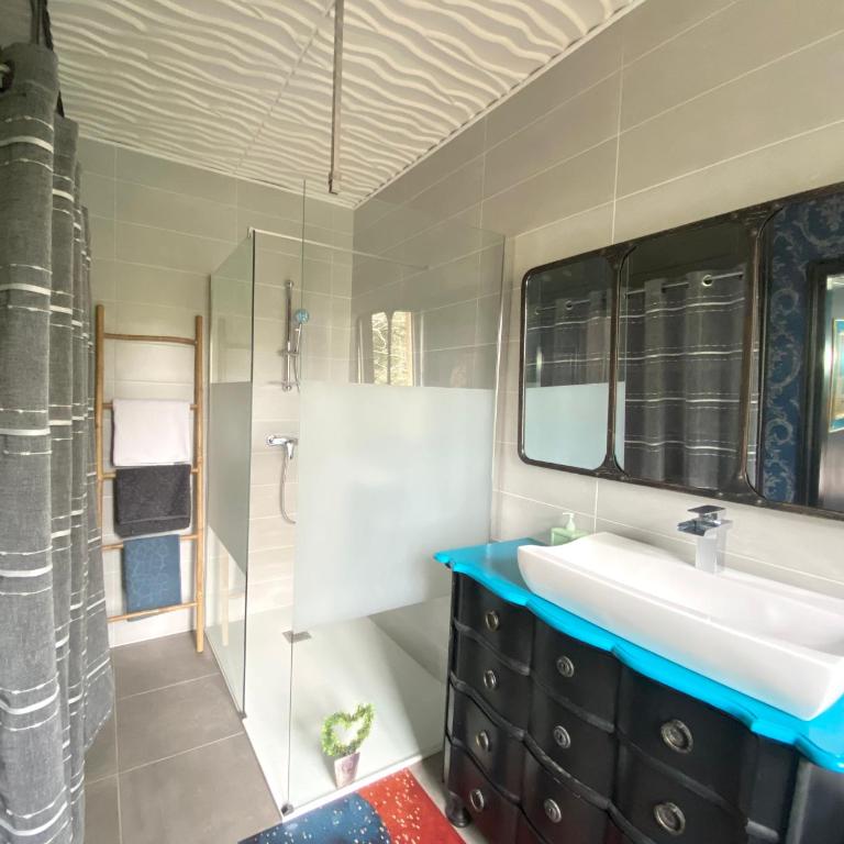 Domaine Ô Clair de Lune - Chambres d'Hôtes et Gîtes à Sarlat - Accès Cité Médiévale 5 minutes à pied - Parking - SPA & Massages en option - Piscine de saison - Chambre Double Privilège avec Salle de Bains Privative - 4
