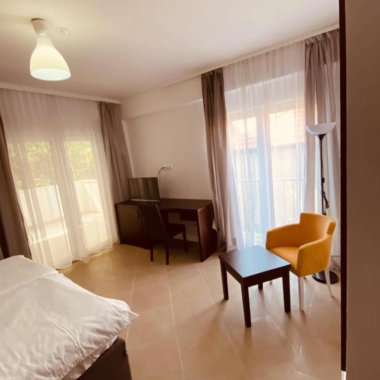 Hotel Vienna - Double Room with Balcony - 10