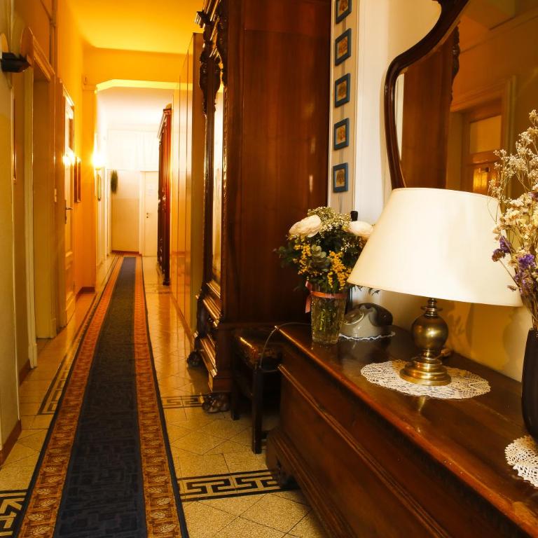 Albergo Garisenda con terrazza panoramica sulle Due Torri - Camera Matrimoniale/Doppia con Letti Singoli con Bagno in Comune - 1