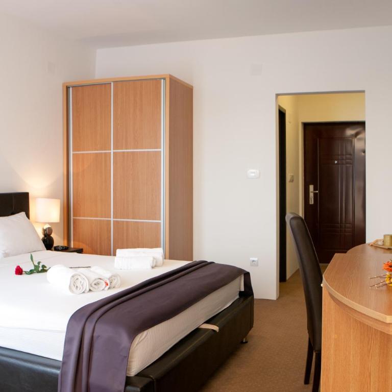 Guest House Aria - Dvokrevetna Soba sa Bračnim Krevetom sa Balkonom i Pogledom na More - 9