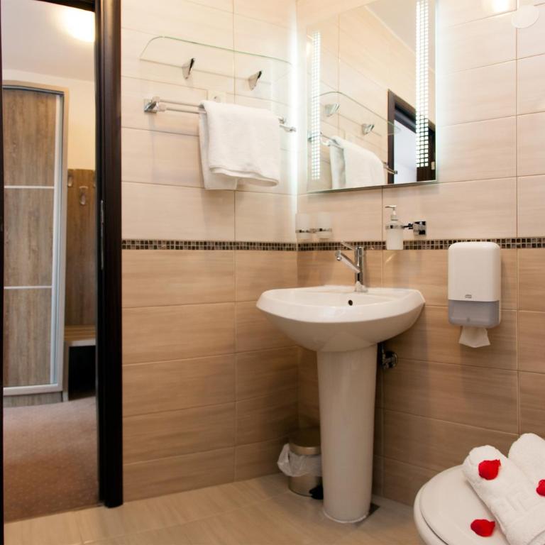 Guest House Aria - Dvokrevetna soba sa Bračnim Krevetom ili Zasebnim Krevetima, Balkonom i Pogledom na More - 9