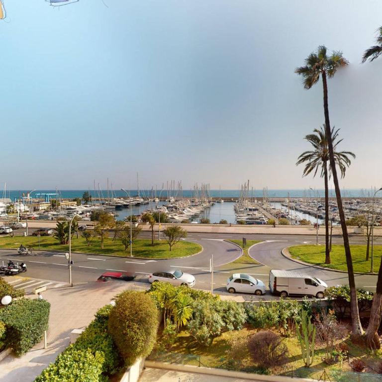 Bel appartement avec terrasse, piscine, parking et WiFi - FR-1-196-321 - Appartement - 1