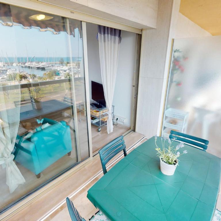 Bel appartement avec terrasse, piscine, parking et WiFi - FR-1-196-321 - Appartement - 2