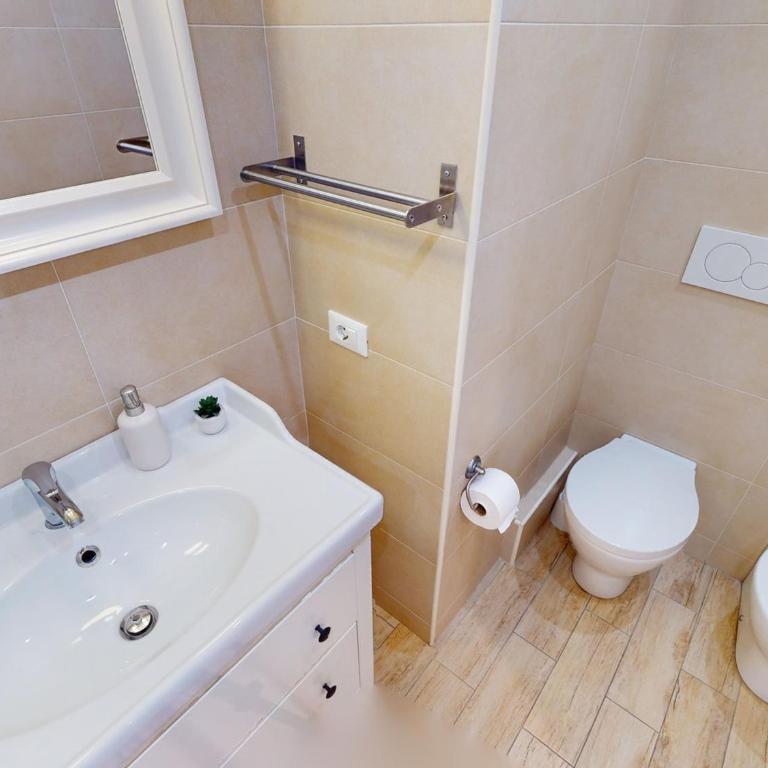 Bel appartement avec terrasse, piscine, parking et WiFi - FR-1-196-321 - Appartement - 10