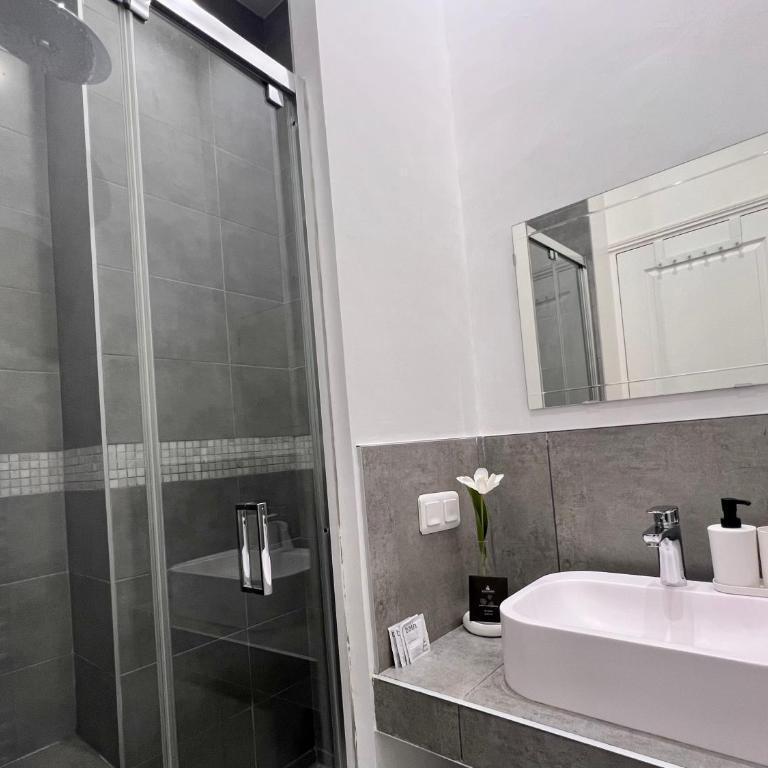 Rare! private garden in Paris, close to Sacre Coeur Basilica! - Appartement - Rez-de-Chaussée - 8