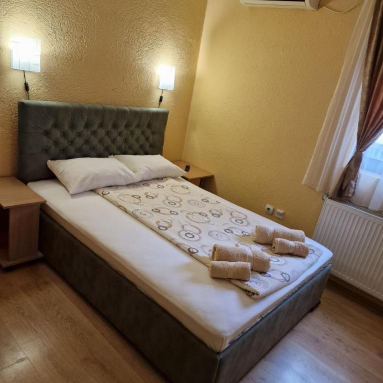 Etno kuca sa konacistem GOCKO - Deluks Dvokrevetna Soba s Bračnim Krevetom (2 odrasle osobe + 1 dete) - 2