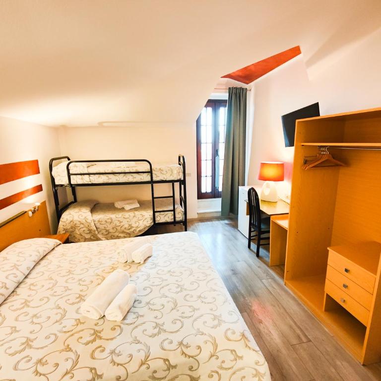 Albergo B&B Tenesi - Camera Quadrupla con Terrazza - 1