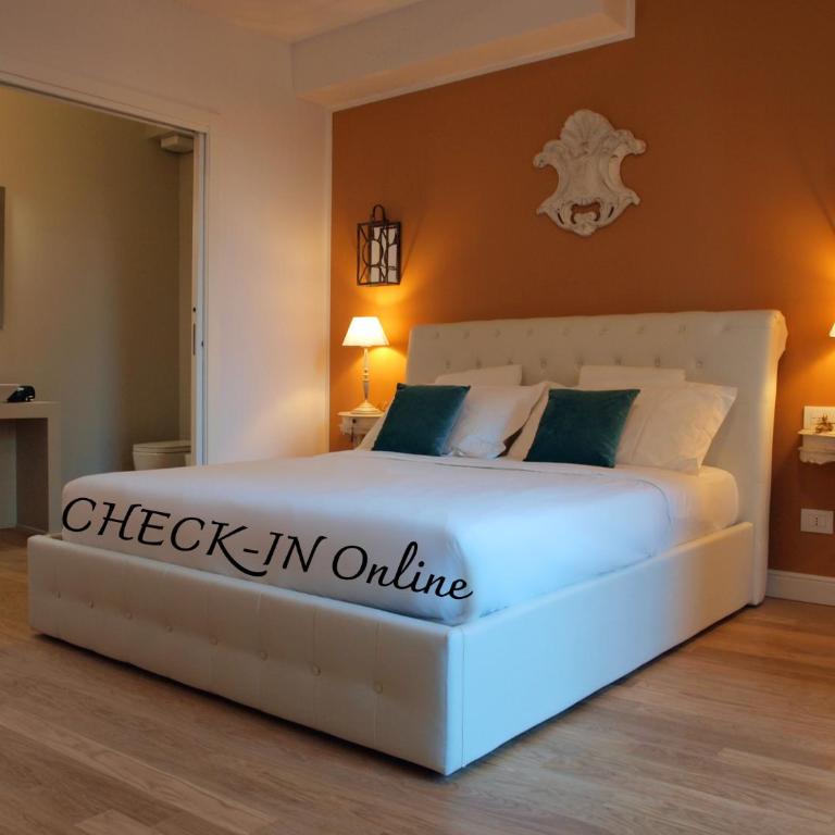 Cosmopolitan Central Rooms - Deluxe Double Room with Balcony - 3