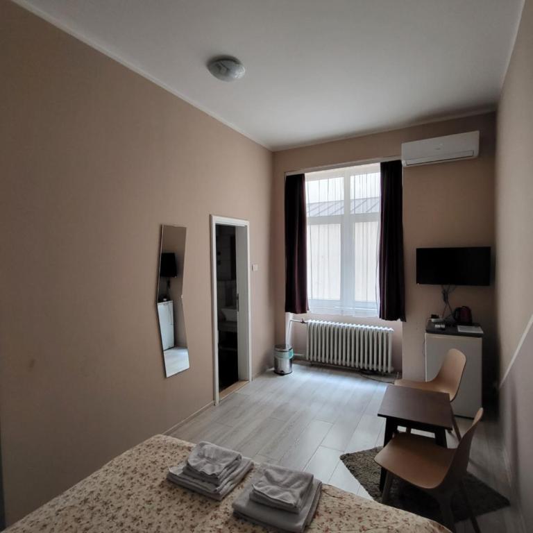 Hostel Fine - Dvokrevetna Soba sa Bračnim Krevetom i Sopstvenim Kupatilom - 2