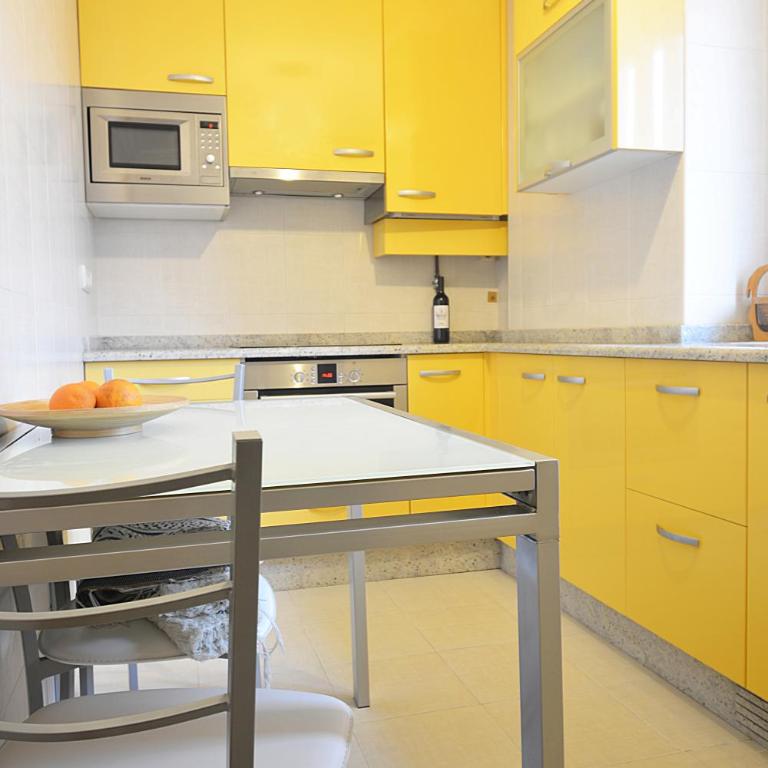 Maravilloso piso con parking en Plaza de Galicia - Three-Bedroom Apartment - 3
