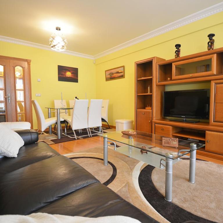 Maravilloso piso con parking en Plaza de Galicia - Three-Bedroom Apartment - 8