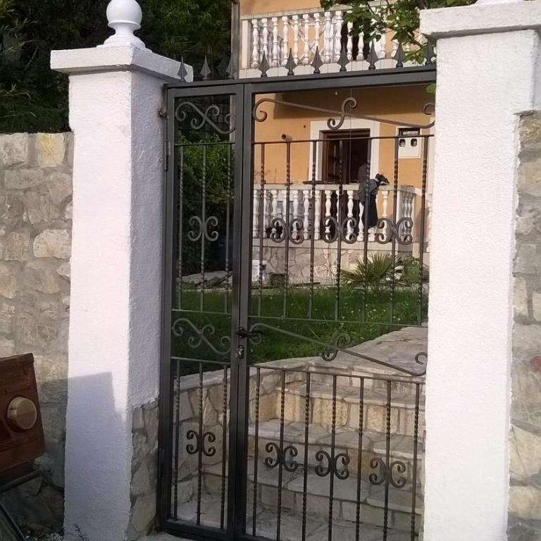 House Stijepovic - Four-Bedroom House - 4