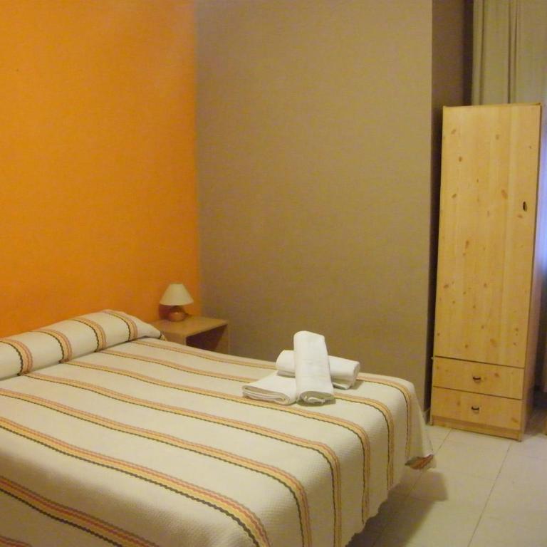 Pensión Corona - Habitación Doble con baño compartido - 1 o 2 camas - 3