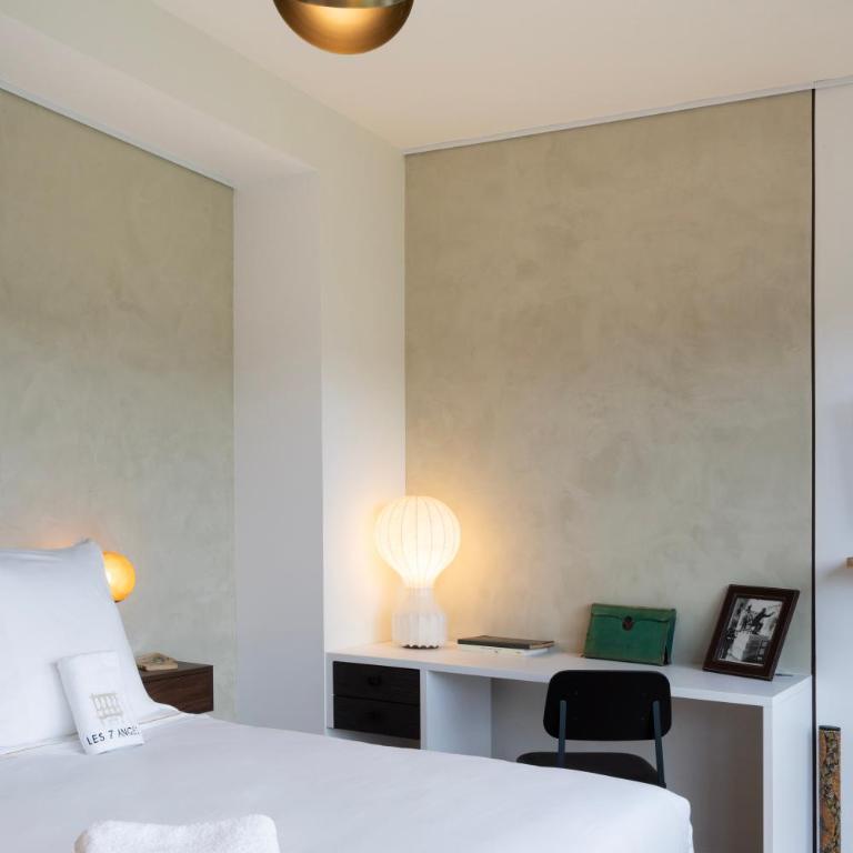 Les Suites 7 Anges - Vue Cathédrale, Parking & Centre Historique Reims - Three-Bedroom Suite SIMON with Terrace - 5