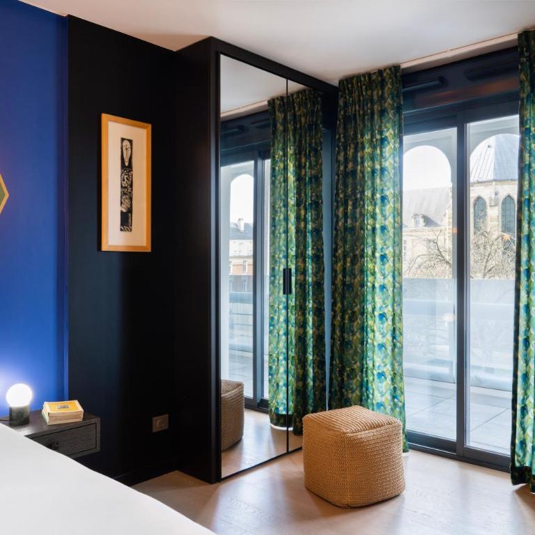 Les Suites 7 Anges - Vue Cathédrale, Parking & Centre Historique Reims - Three-Bedroom Suite SIMON with Terrace - 3