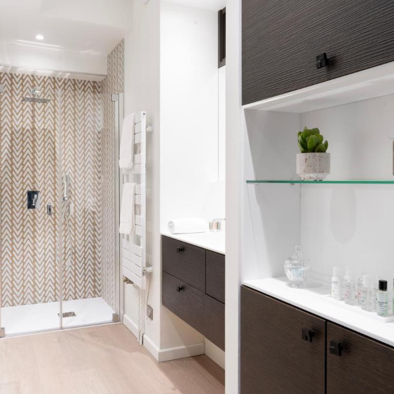 Les Suites 7 Anges - Vue Cathédrale, Parking & Centre Historique Reims - Three-Bedroom Suite SIMON with Terrace - 17
