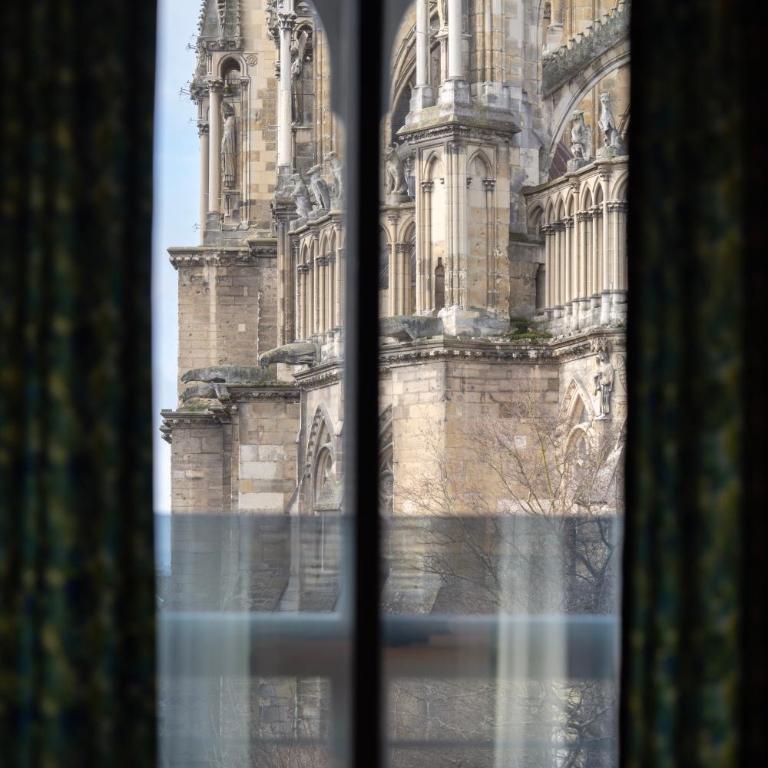 Les Suites 7 Anges - Vue Cathédrale, Parking & Centre Historique Reims - Three-Bedroom Suite SIMON with Terrace - 19