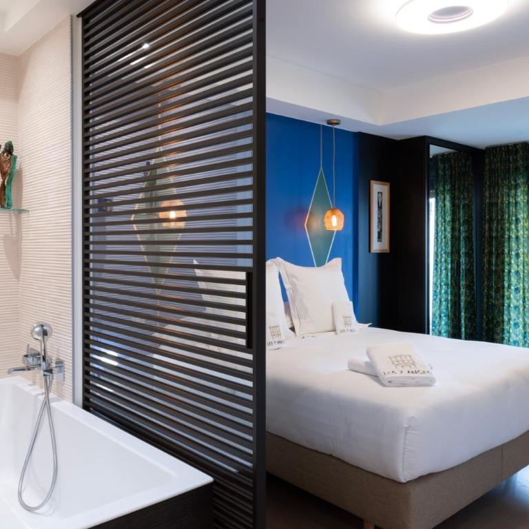 Les Suites 7 Anges - Vue Cathédrale, Parking & Centre Historique Reims - Three-Bedroom Suite SIMON with Terrace - 7
