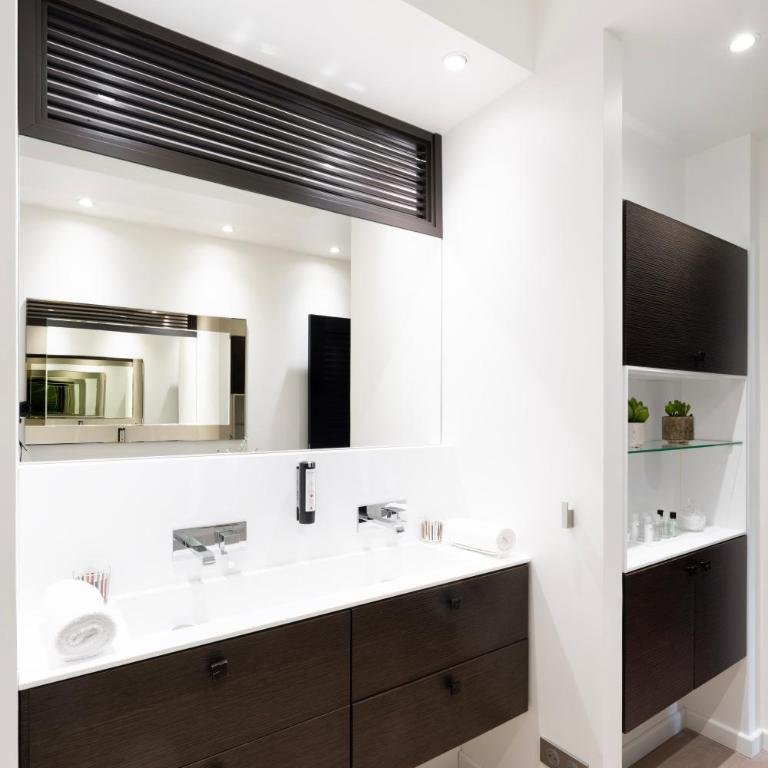 Les Suites 7 Anges - Vue Cathédrale, Parking & Centre Historique Reims - Three-Bedroom Suite SIMON with Terrace - 21