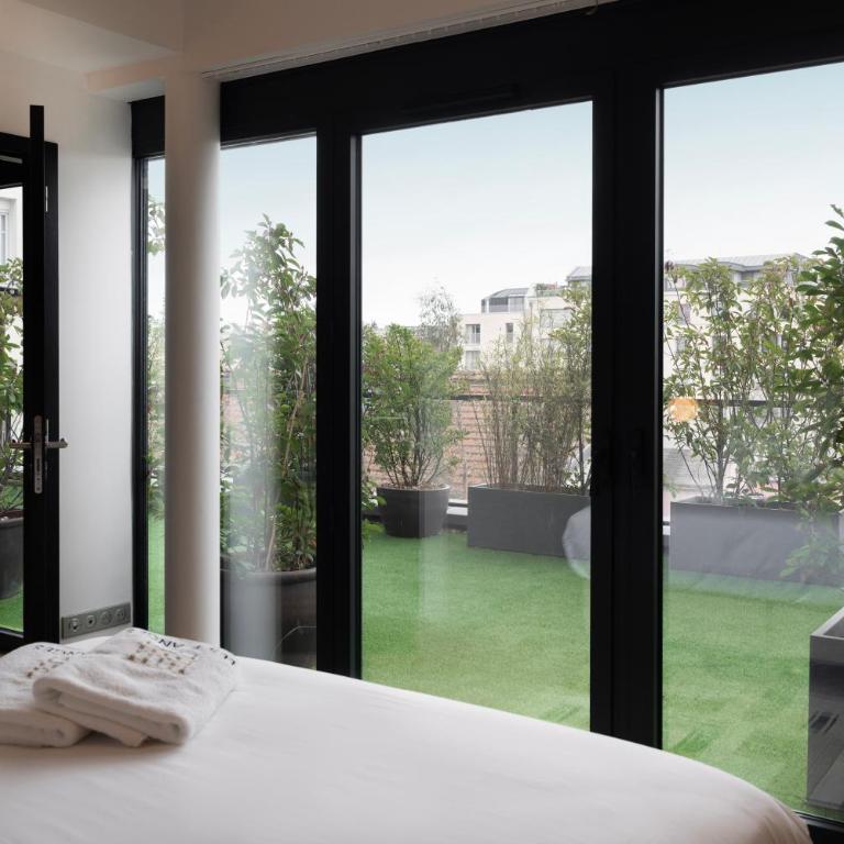 Les Suites 7 Anges - Vue Cathédrale, Parking & Centre Historique Reims - Three-Bedroom Suite SIMON with Terrace - 24